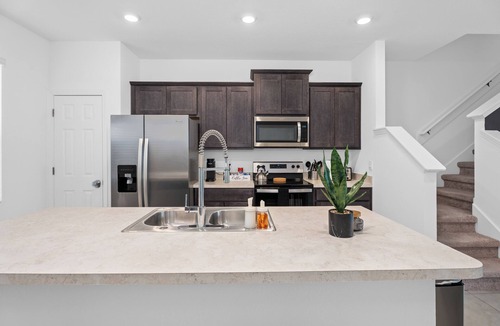 Baymeadows House | Luxe 2BR Townhome Close to Beach