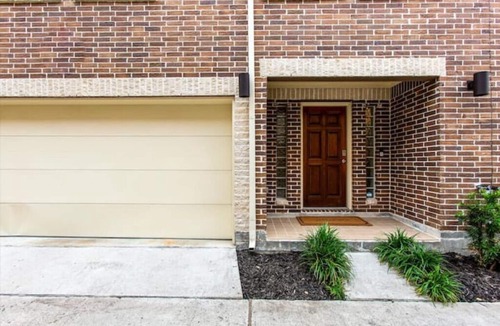 Southeast Houston House | Luxe 3B/2B! Kid Friendly! Tesla Charger!2 mi Hobby
