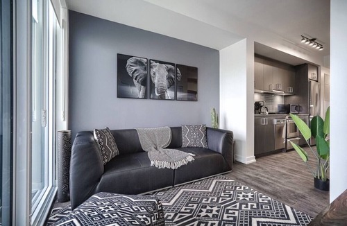 Bay Cloverhill Apartment | Luxe 3BR Apt with GYM and Pool near Allan Gardens