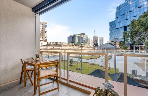 Docklands Apartment | Luxe 3BR CBD Apartment with River Views and Resort Style Amenities