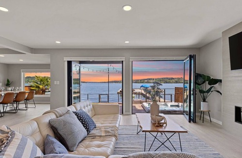Bryn Mawr-Skyway House | Luxe 4b3b Lakefront House w/Hot Tub & Kayak