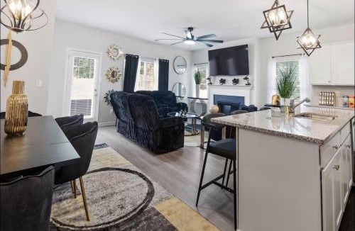 Morrow House | Luxe 4BR Townhome with Entertainment Area -10 mins from Airport