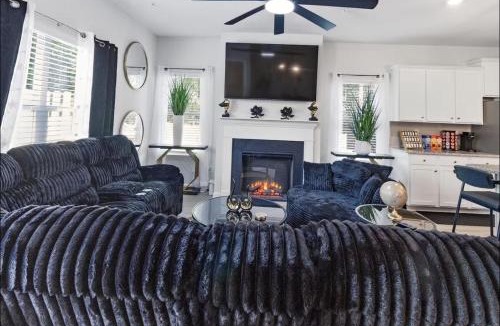 Morrow House | Luxe 4BR Townhome with Entertainment Area -10 mins from Airport