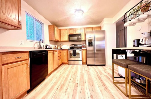 White City House | Luxe 5 BR Family Friendly Oasis-5 King Beds-Hot Tub-Fire Pit-Ski-Hike-Yard Games