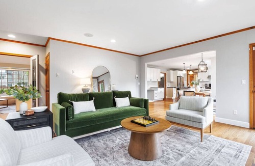 Bothell House | Luxe 7BR Retreat |Sleeps 16| Theater, Gym, & Grill!