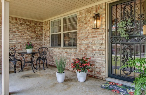 South Tulsa House | Luxe Accommodations - Incredible Redesign Offers High-End Finishes & Furnishings