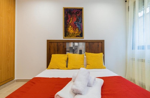 Castillejos Apartment | Luxe Apartment Madrid North Real Madrid Stadium HGA5
