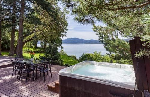 Eastsound House | Luxe Beachfront, Hot Tub, Kayaking, Walk to Town