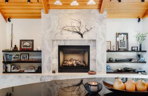 Eastsound House | Luxe Beachfront, Hot Tub, Kayaking, Walk to Town