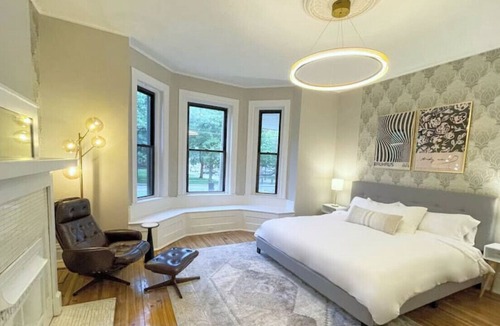 Bloomfield Apartment | Luxe Bloomfield Apt ❈ UPMC/Pitt/CMU ❈ Free Parking