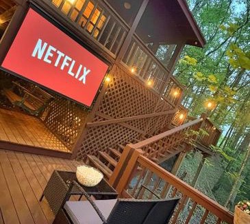 Blue Ridge House | Luxe Blue Ridge Cabin: Hot Tub, Theater, Dogs OK