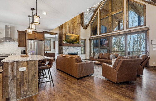 Banner Elk Cabin | LUXE Cabin, 8 min to Skiing, w Hot Tub, Fire Pit!