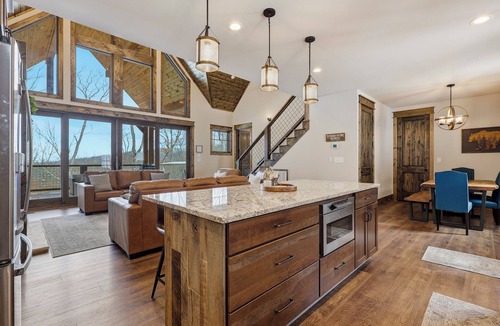 Banner Elk Cabin | LUXE Cabin, 8 min to Skiing, w Hot Tub, Fire Pit!
