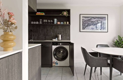 Darlinghurst Apartment | Luxe CBD Apt | Hyde Park Views + Pool & Gym & Spa