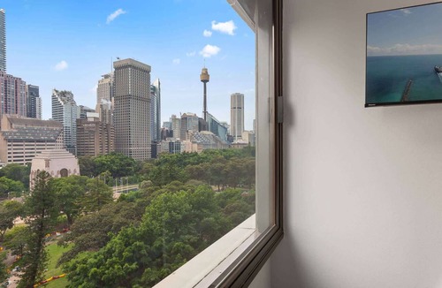 Darlinghurst Apartment | Luxe CBD Apt | Hyde Park Views + Pool & Gym & Spa