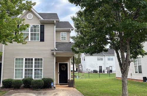Lovejoy House | Luxe Central Suburban Retreat- close to speedway and airport