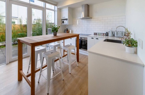 Christchurch House | Luxe City Stay Sleeps 7 with Garage