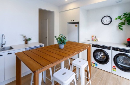 Christchurch House | Luxe City Stay Sleeps 7 with Garage