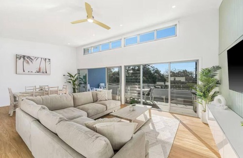 Crescent Head Apartment | Luxe Coastal Escape. Walk to beach, cafe and shops.