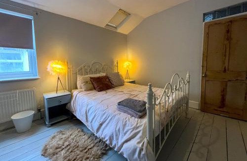 Horfield House | Luxe cottage-style retreat with garden – sleeps 12