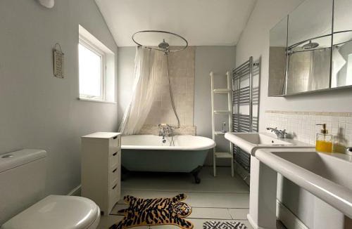 Horfield House | Luxe cottage-style retreat with garden – sleeps 12