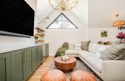 Sloan Lake Apartment | Luxe Designer Flat on Sloans Lake w/Rooftop Deck