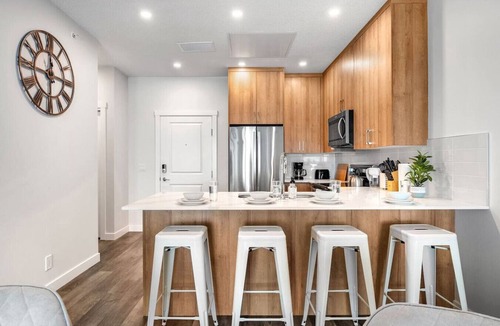 Connaught Apartment | Luxe Downtown Condo Penthouse W/2 Free Parking!