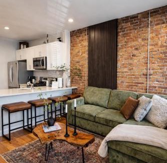 Telegraph Hill Apartment | Luxe Duplex near Beach by Seaport and Convention Centre BCEC