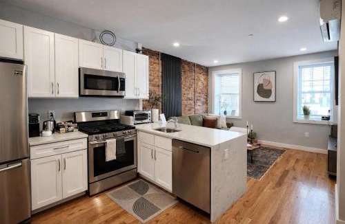 Telegraph Hill Apartment | Luxe Duplex near Beach by Seaport and Convention Centre BCEC