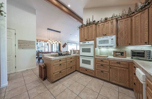 Granite Ridge Cabin | Luxe Family Villa w/Spa & Game Room