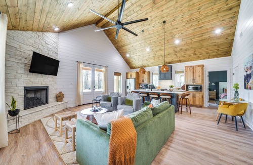 Broken Bow Cottage | Luxe Forest Hideaway Broken Bow w/Hot Tub Retreat