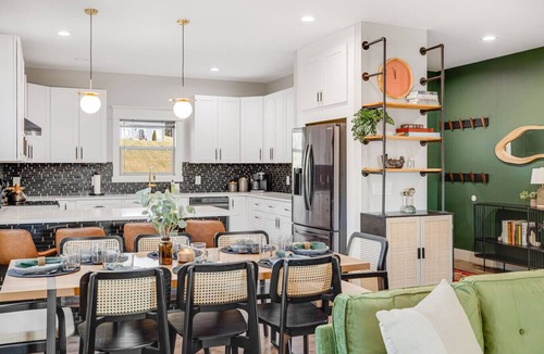 Leicester House | Luxe Getaway: Sauna, Hot Tub, Fire Pit – Sleeps 12 | 15 minutes to Asheville