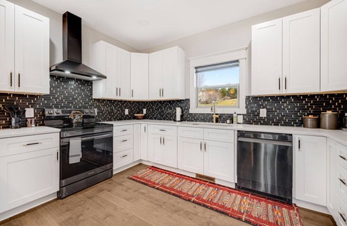 Leicester House | Luxe Getaway: Sauna, Hot Tub, Fire Pit – Sleeps 12 | 15 minutes to Asheville