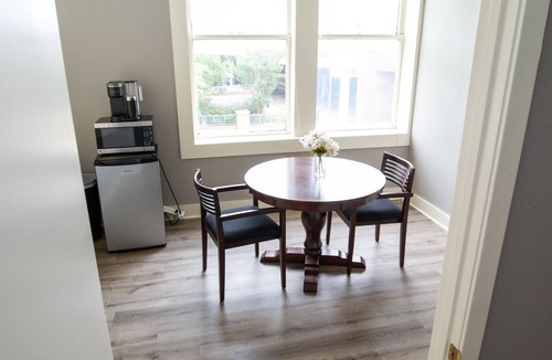 Downtown Jackson Apartment | Luxe historic downtown 1-bedroom corporate apartment with WiFi, fitness room