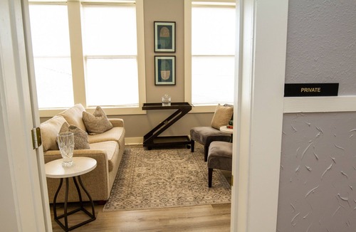 Downtown Jackson Apartment | Luxe historic downtown 1-bedroom corporate apartment with WiFi, fitness room