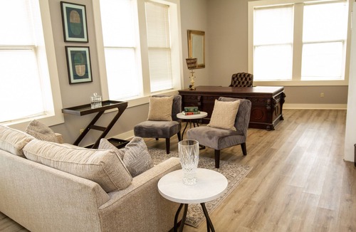 Downtown Jackson Apartment | Luxe historic downtown 1-bedroom corporate apartment with WiFi, fitness room