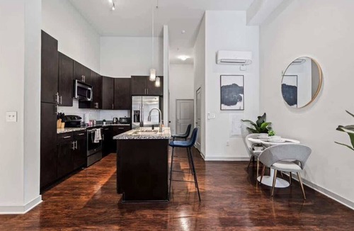 Cherry Apartment | Luxe King Bed Studio—in Midtown!