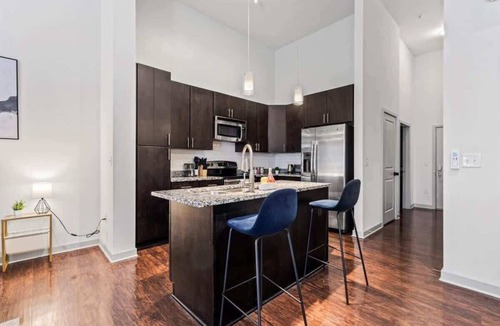 Cherry Apartment | Luxe King Bed Studio—in Midtown!