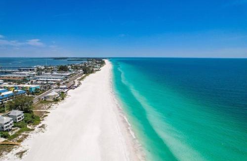 Bradenton House | Luxe King Studio near Anna Maria Island with Private Parking and Beach Gear and WIFI