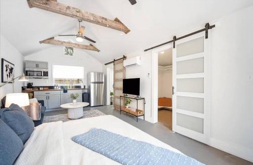Bradenton House | Luxe King Studio near Anna Maria Island with Private Parking and Beach Gear and WIFI