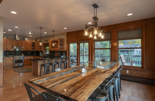 Town of Grafton House | *Luxe Lakefront Paradise* King Beds, Game Room, Direct Lake Access!