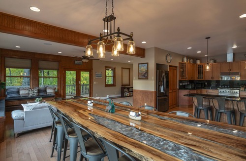 Town of Grafton House | *Luxe Lakefront Paradise* King Beds, Game Room, Direct Lake Access!