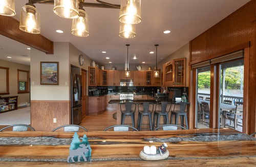 Town of Grafton House | *Luxe Lakefront Paradise* King Beds, Game Room, Direct Lake Access!