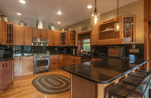 Town of Grafton House | *Luxe Lakefront Paradise* King Beds, Game Room, Direct Lake Access!