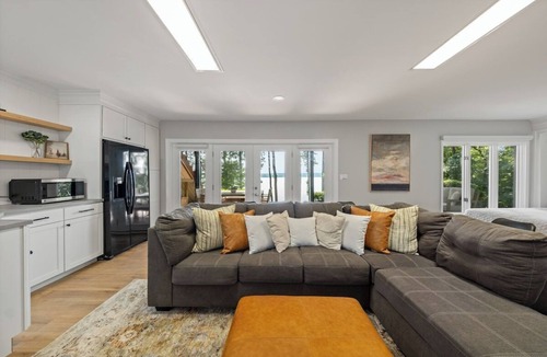 Macon House | Luxe Lakefront: Spa, Pickleball, Kayaks, & Theater