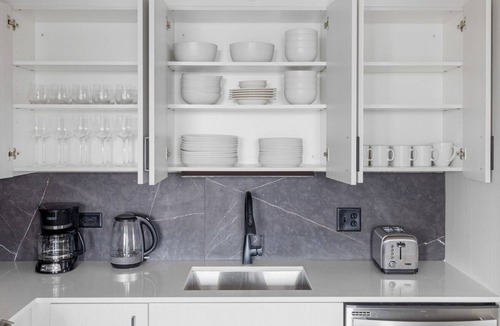 Illinois Medical District Apartment | Luxe Medical District 3BR w/ Gym, nr Hospitals, Parks & L, by Blueground