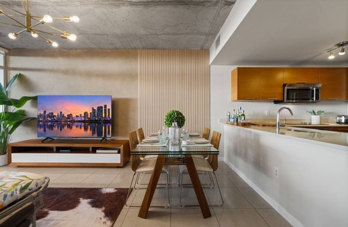 Midtown Condo | Luxe! Midtown GEM with DrinkBar Garage Pool BBQ Gym MiniGolf PingPong Foosball