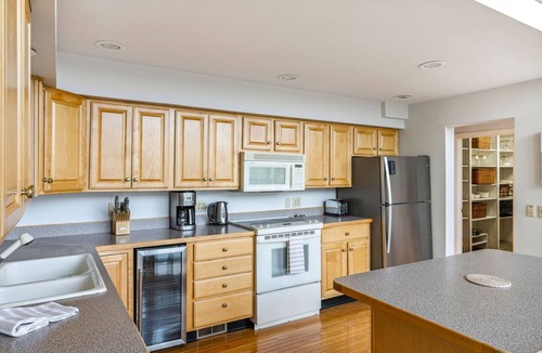 Quechee House | Luxe Mountainside Home with Panoramic Valley Views