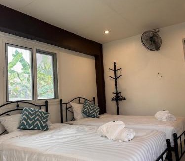 Fai Kaeo Bed & Breakfast | Luxe Nan Twin Bed Room