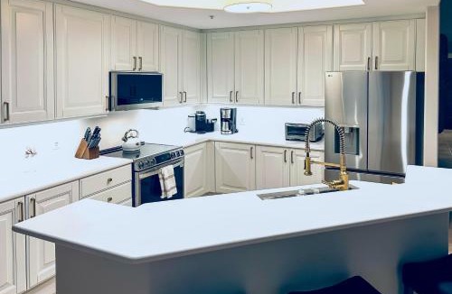 Royal Harbor House | Luxe Naples Bay Resort Condo: Near Fifth Ave!
